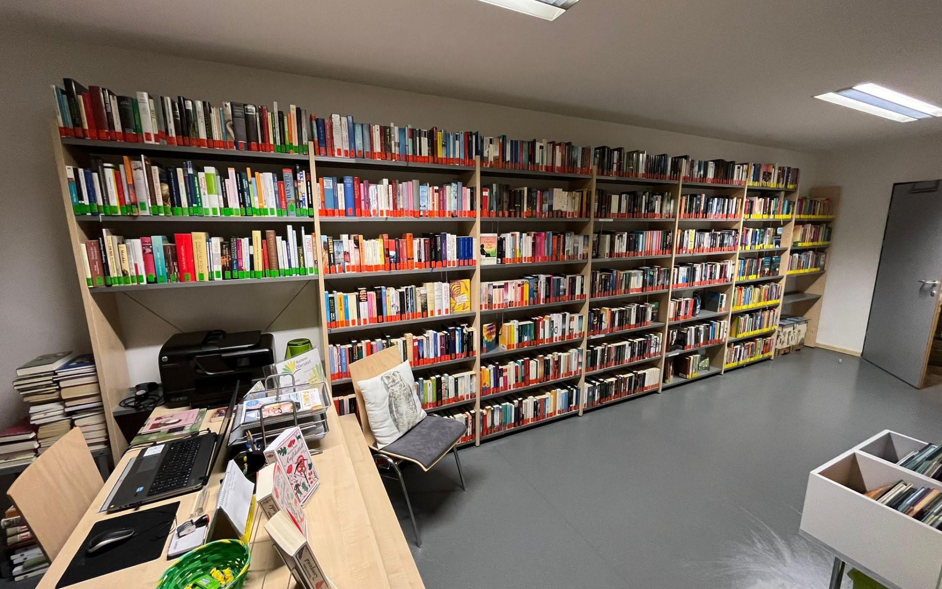 Bücherei Ollersdorf mit Verleihtheke